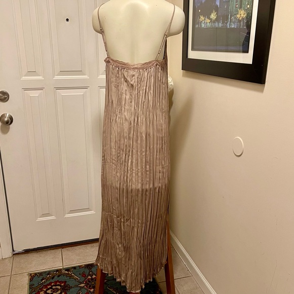 H & M CRINKLE FABRIC NUDE WITH LACE TRIM MIDI DRESS MISSES SIZE XL NWOT - Picture 3 of 9